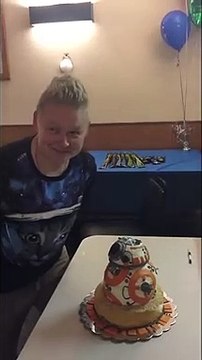 Elle met un coup de tête dans son gâteau d'anniversaire : mauvaise idée.