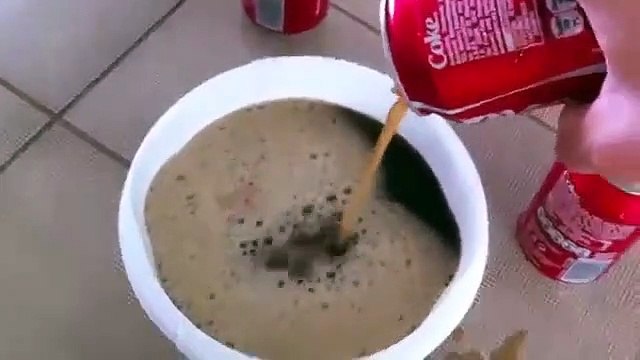 Il laisse un oeuf dans du Coca-Cola pendant 1 an : expérience énorme