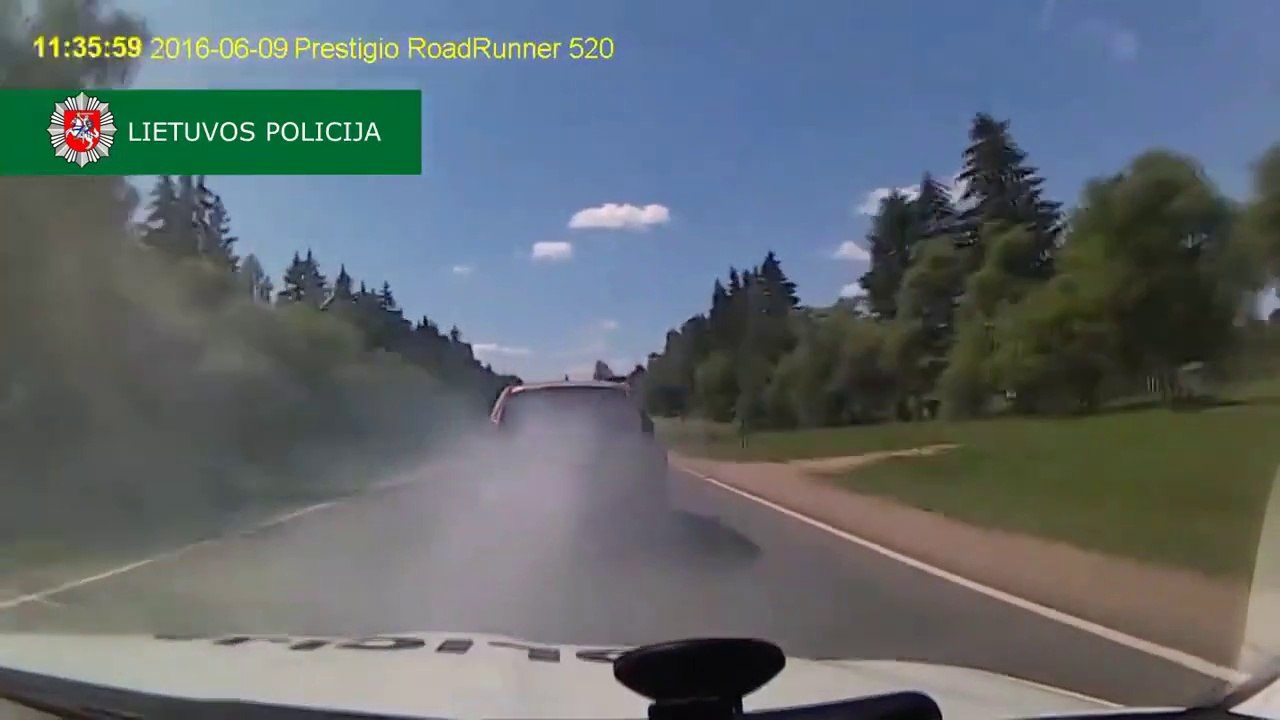 Quand un chauffard tente de semer les policiers en les enfumant avec sa voiture