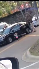 Tải video: Une fillette de 2 ans sort d'une voiture les mains en l'air pendant l'arrestation de ses parents