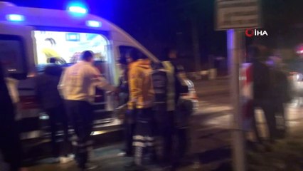 Otomobil Kanala Devrildi 2 Yaralı