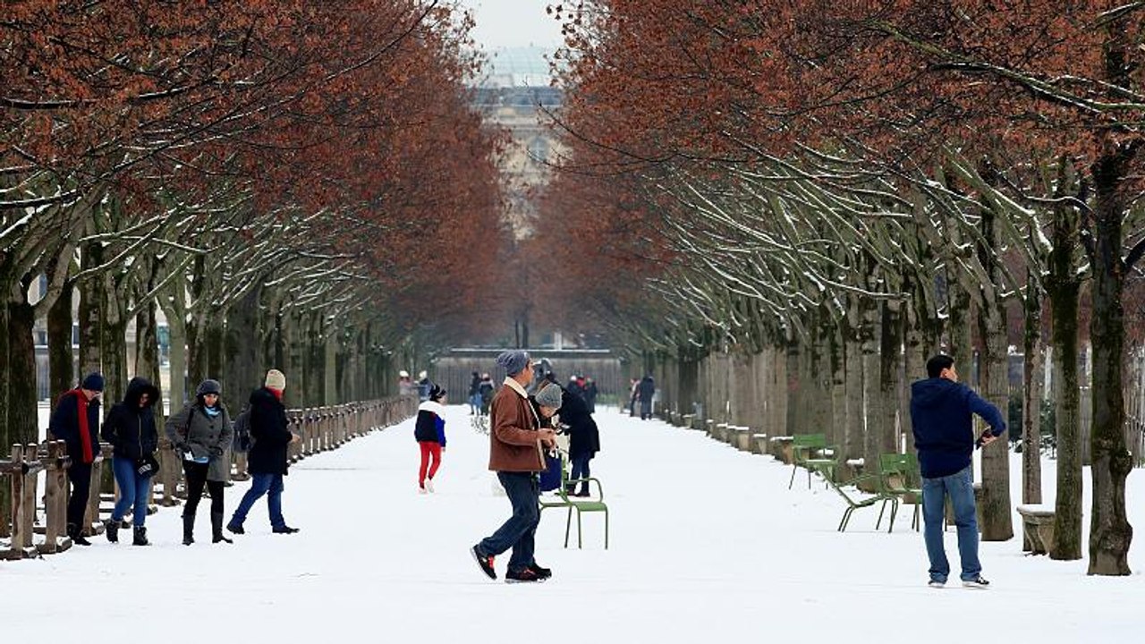 Eiffelturm geschlossen: Erster Schnee in Paris