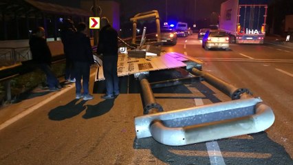 Damperi açılan tır yönlendirme tabelalarını yıktı