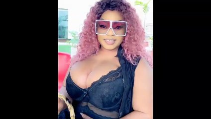 Eudoxie joue au "Ping Pong" avec son balcon généreux