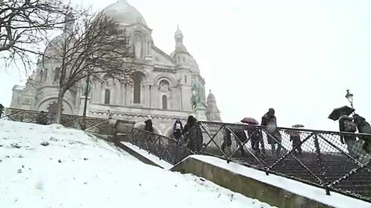 Snowfall transforms Paris landmarks