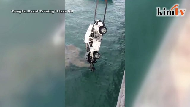 SUV terhumban di jambatan P Pinang dikeluarkan, mayat masih kekal