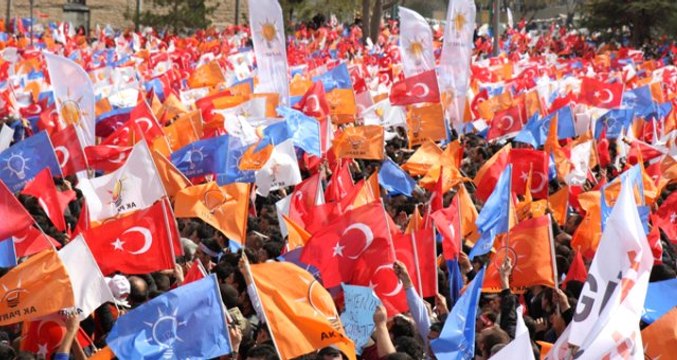 Türk Bayrağını Yaktığı Söylenen AK Parti'li Belediye Başkan Adayı, MHP'ye Sert Çıktı