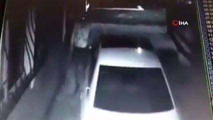 Hırsızın daracık parmaklıktan daireye girme anları kamerada