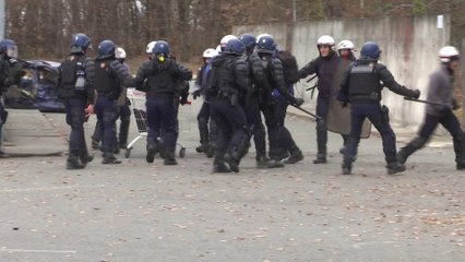 Polémique autour des LBD: les forces de l'ordre seront équipées de caméras-piétons dès samedi