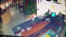 แม่ใจหายวาบ !! คลิปวงจรปิด นาที เด็กวัย 9 เดือน ลากรถเดินกลางห้างฯ จีน