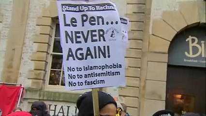Menschen in Oxford protestieren gegen Gastrednerin Le Pen