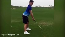 Khoảnh khắc cong mông ưỡn ngực đánh golf của Văn Lâm chứng minh anh chỉ giỏi bắt bóng