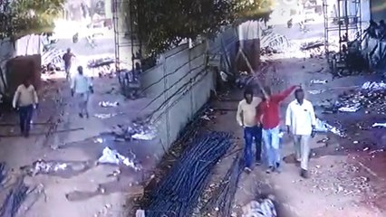 बिल्डिंग के पास से गुजर रहे थे 3 दोस्त, अचानक एक के सिर पर ऊपर से गिरा 12 MM का सरिया, वीडियो वायरल