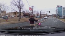 Un enfant éjecté d'une voiture lors d'un virage se retrouve sur la route