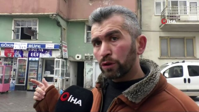 Yangında mahsur kalan çocuklarını camdan attı, o ise böyle kurtardı...Can pazarının yaşandığı yangında çocukların kurtarılma anı kamerada