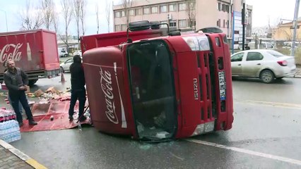 Avcılar'da meşrubat yüklü kamyonet devrildi - İSTANBUL