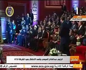 الرئيس السيسى يتوجه لمصافحة زوجة بطل ملحمة الشرطة في 1952