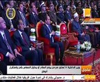 وزير الداخلية يقدم هدية تذكارية للرئيس فى احتفال عيد الشرطة