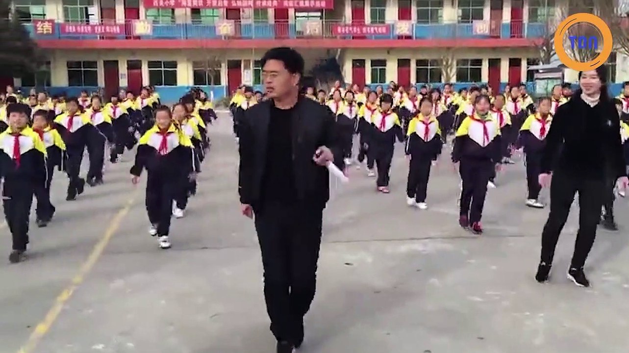 Le directeur d’une école primaire impose une danse parfaitement synchronisée à ses 700 élèves chaque matin !
