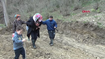 Samsun Taşan Dere Yolu Kapatınca Hasta Annesini Her Gün Sırtında Taşıyor
