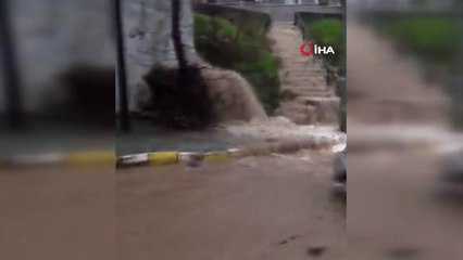 Aşırı Yağış Sele Neden Oldu... Ayvalık Sular Altında Kaldı