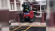 Trabajador destruye con una excavadora su puesto por no haber cobrado