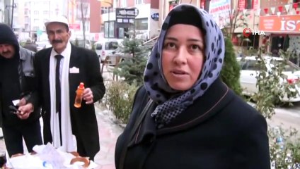 18 Yıldır Takım Elbisesi İle Simit Satıyor