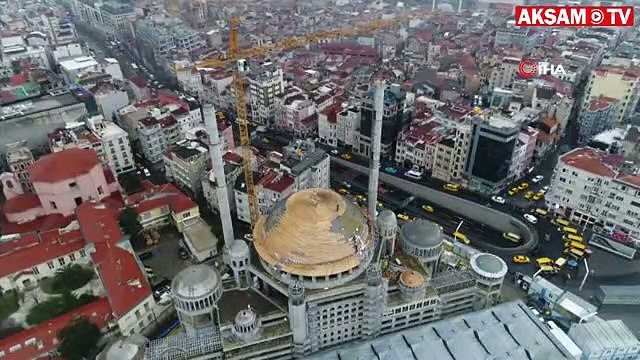 Taksim Camii’nin alemi yerleştirilirken havadan görüntülendi