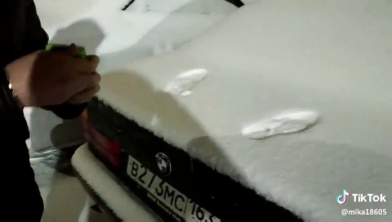 Blague russe du pipi sur la voiture enneigée
