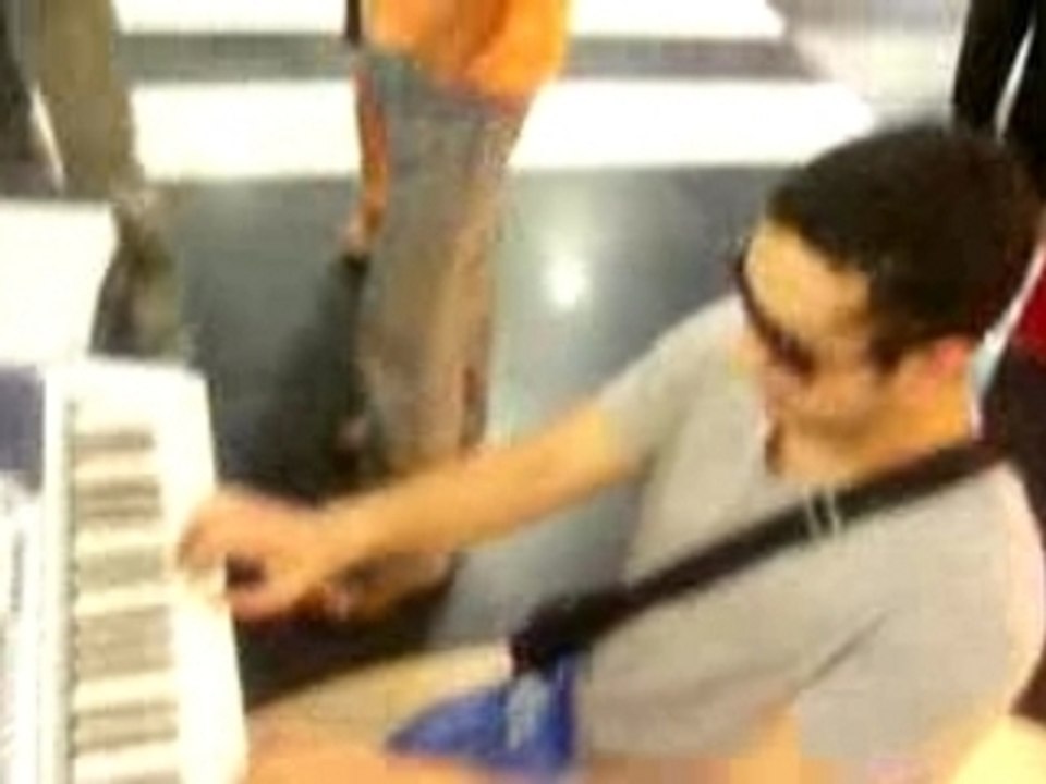 EFP TV / FARID SYSTEM PIANISTE EN THAILANDE