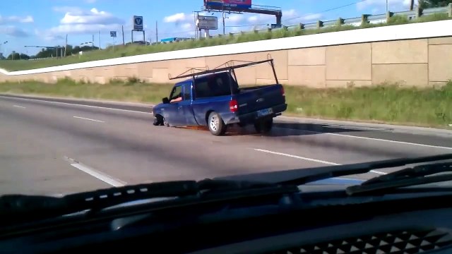 Il roule tranquillement avec une roue en moins