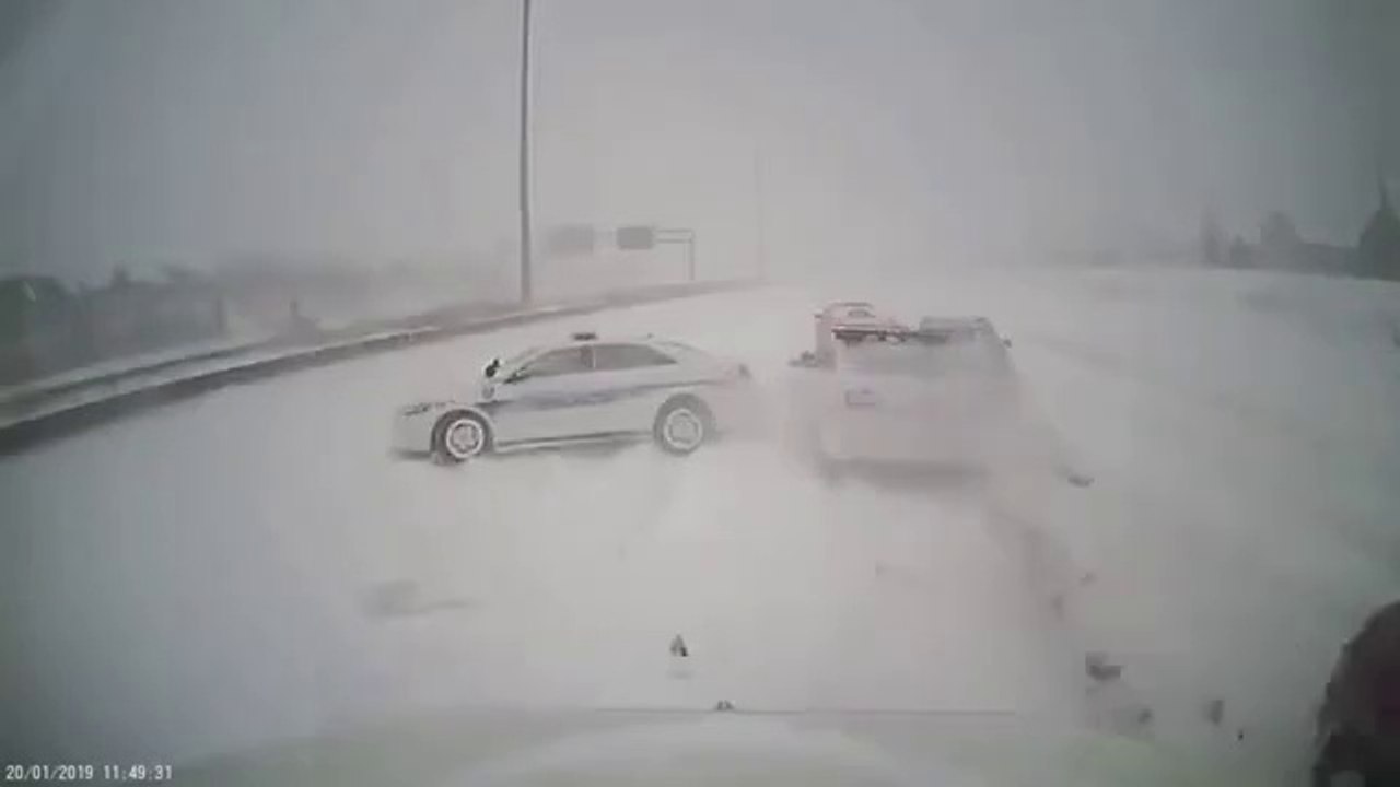 Ce camion canadien roule beaucoup trop vite sans aucune visibilité et c'est le drame