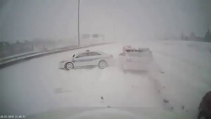 Ce camion canadien roule beaucoup trop vite sans aucune visibilité et c'est le drame