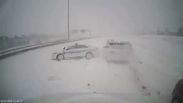 Ce camion canadien roule beaucoup trop vite sans aucune visibilité et c'est le drame