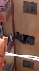 شاهد..أم تعلق ابنها على شباك الدور الرابع لنسيانه مفتاح الشقة