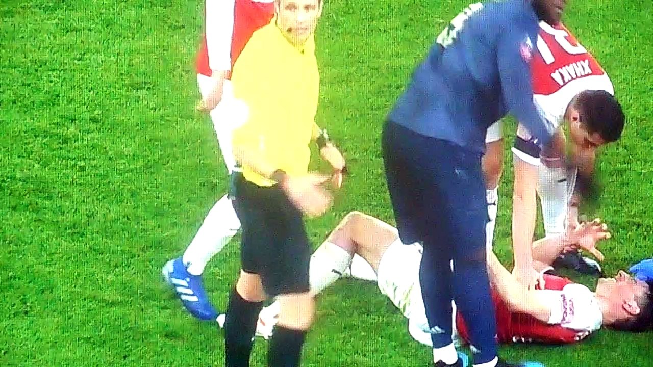 Laurent Koscielny terrible injury against Manchester United!
