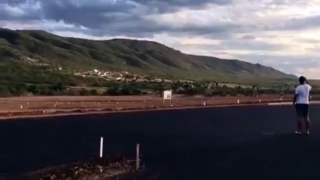 Cet homme imprudent se fait percuter par l'aile d'un avion au décollage _