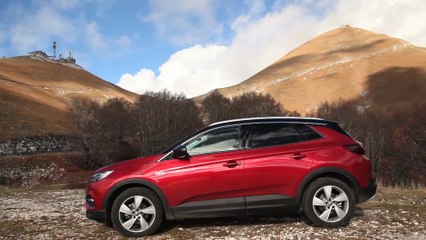 Opel Grandland X sulle strade del Gran Sasso