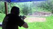 Les tirs à l'AK-47 repoussent la pluie