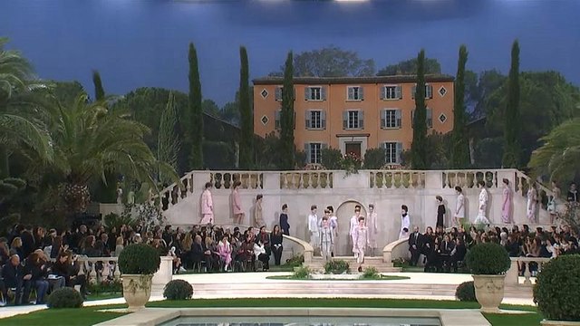 Moda: Chanel in passerella al Gran Palais di Parigi