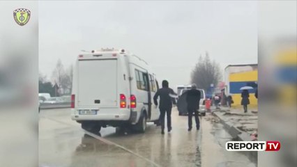 Ndalesa në mes të autostradës për pasagjerët, rrugorja gjobit drejtuesit e furgonëve