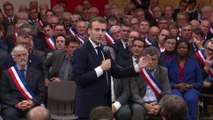 Grand débat: Emmanuel Macron change la forme de ses déplacements