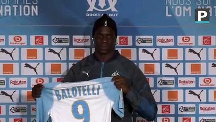 "Je vais porter le numéro 3", "Je pense jouer défenseur central" : quand "Super Mario" manie parfaitement l'humour dès son arrivée à l'OM