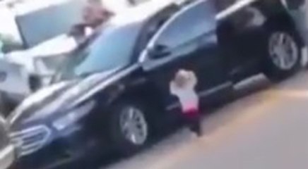 Polisler ellerini kaldırarak arabadan ineni görünce şok oldu