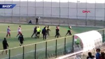 Amatör maçta futbolcu hakeme saldırdı