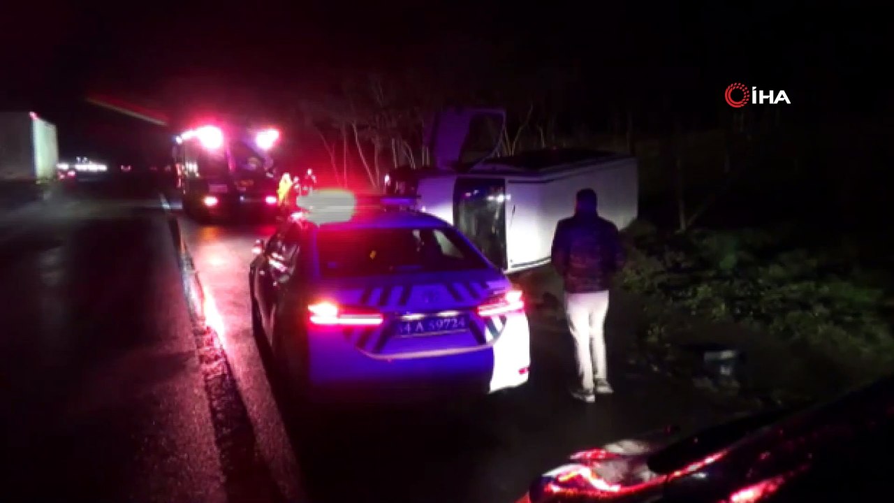TEM Otoyolu'nda mültecileri taşıyan minibüs kaza yaptı: 3 yaralı