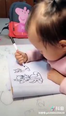 Bebé ainda mal sabe agarrar numa caneta… mas já desenha melhor do que a maioria dos adultos!