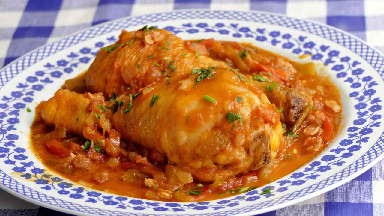 Guiso de pollo al chilindron. Unos muslos cocinados en los mismos JUGOS de las VERDURAS