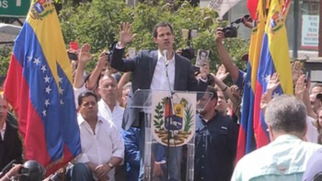 Juan Guaidó jura como presidente encargado de Venezuela
