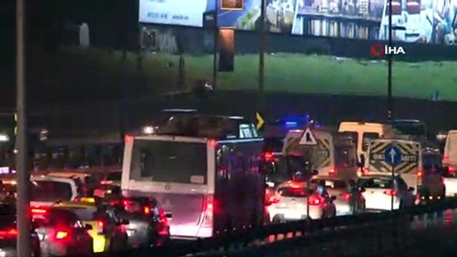 Metrobüs yoluna giren şahsa metrobüs çarptı: 1 yaralı